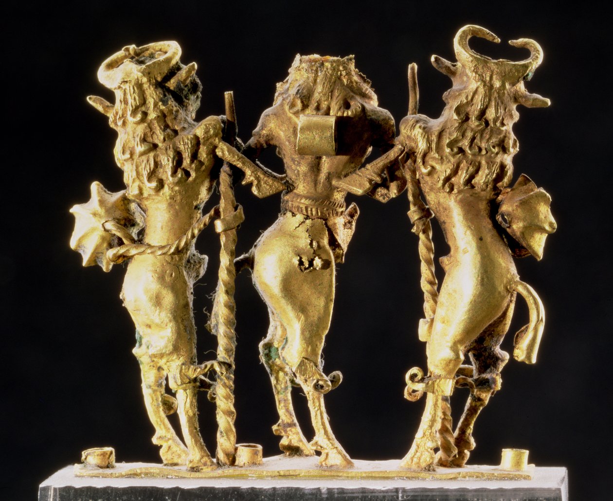 00319 Vedhæng i form af tre halvmands-, halvtyrefigurer, mesopotamisk, ca. 2600-2340 f.Kr. (guld) af Unbekannt