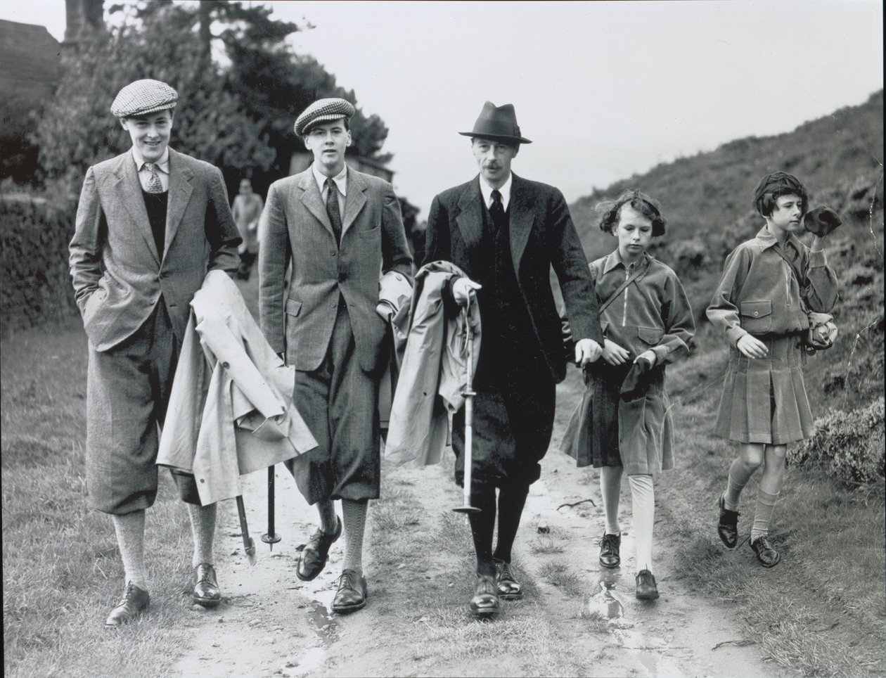 10. hertug med sine fire børn, Billy, Andrew, Anne og Elizabeth i Bolton Abbey, ca. 1938 (s/h-foto) af William M. Timlin
