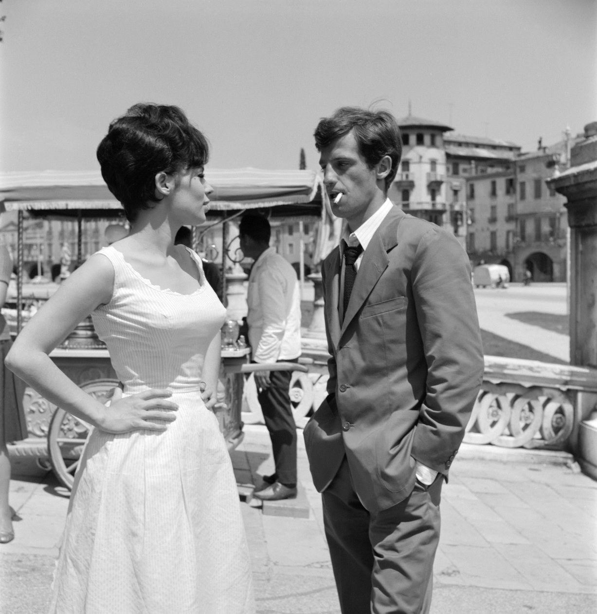 ABANO TERME (ITALIEN): OPTAGELSE AF FILM "" SNYDERNE"": SKUESPILLEREN JEAN-PAUL (jean paul) BELMONDO OG SKUESPILLEREN PASCALE PETIT - 1960 af Unbekannt