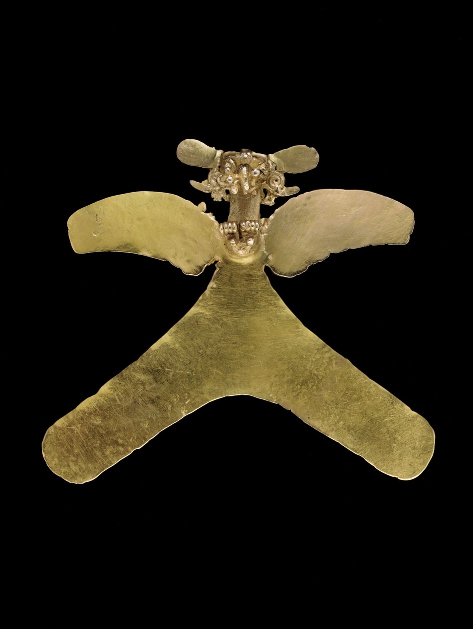 Et costaricansk fuglevedhæng i guld, rovfuglen støbt med et gennembrudt næb, der griber et lille krøllet haledyr, ca. 800-1200 af Unbekannt