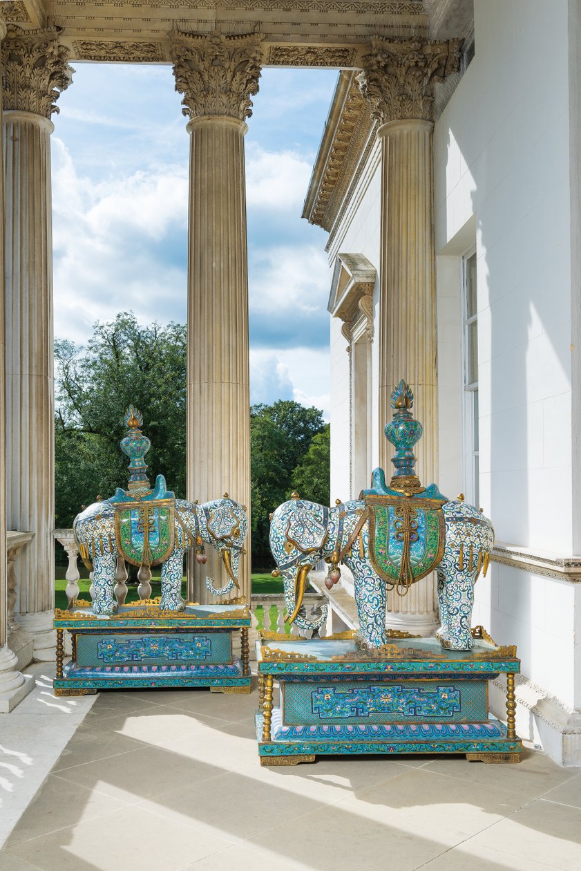Et par store kinesiske Cloisonne-emalje-elefanter på stativer, ca. 1900 (Cloisonne emalje) af Unbekannter Künstler