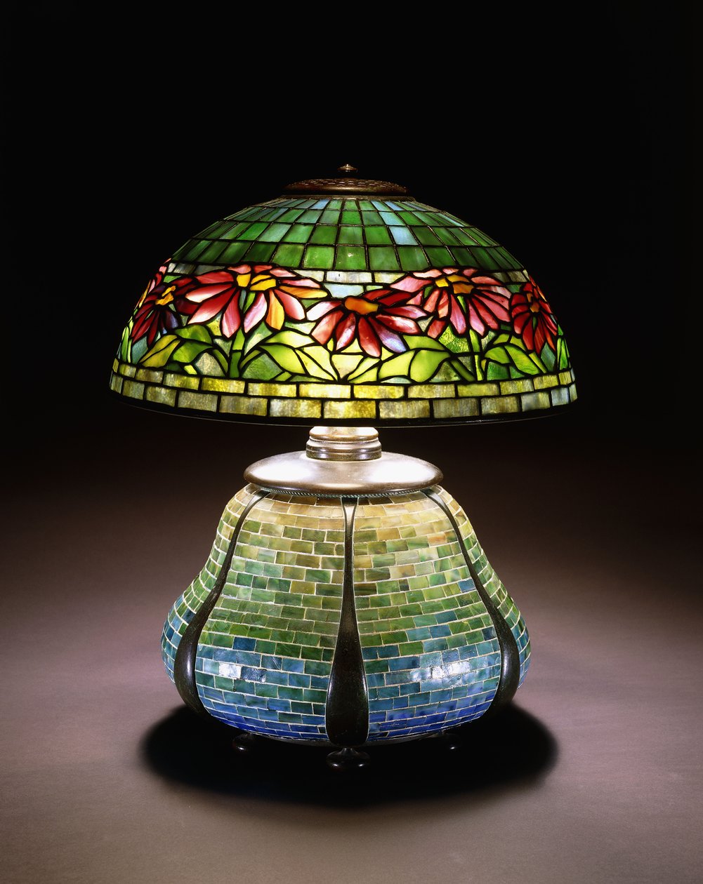 En "Poinsettia" bordlampe af bly af glas, ca. 1902-1932 af Unbekannt