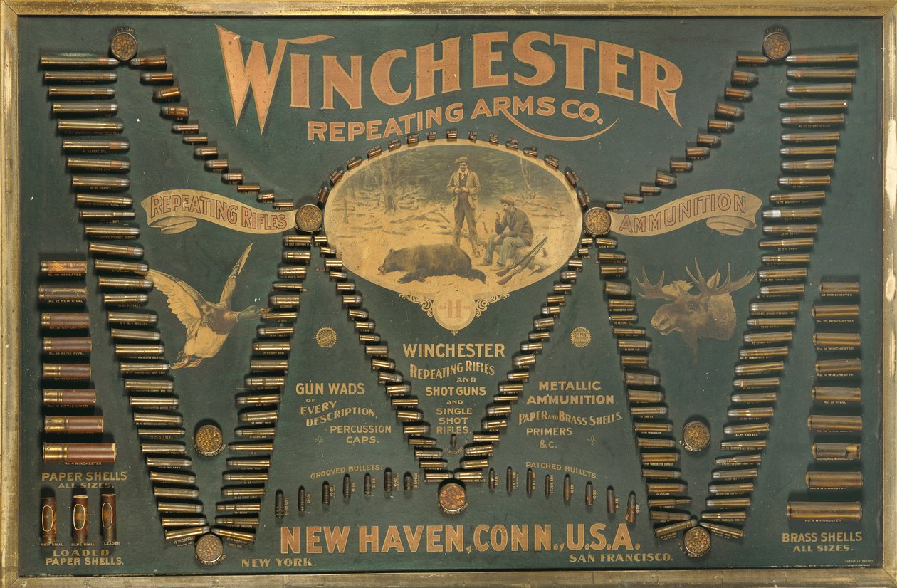 En Winchester Cartridge-displayplade med et omfattende udvalg af metal-, messing- og papir-gevær- og skudpatroner arrangeret i form af et udvidet "W" af Unbekannt