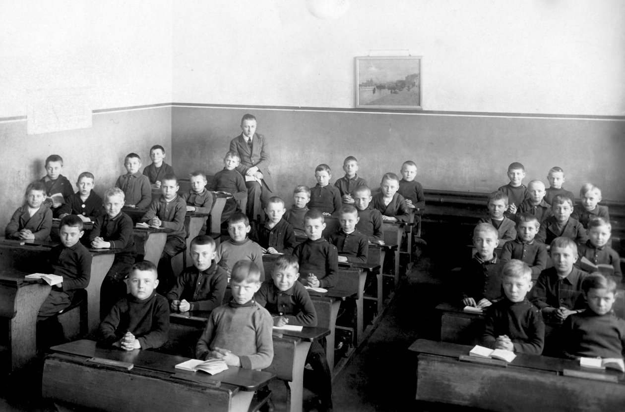 En drengeklasse, skoledrengene er i uniform. af Unbekannter Künstler