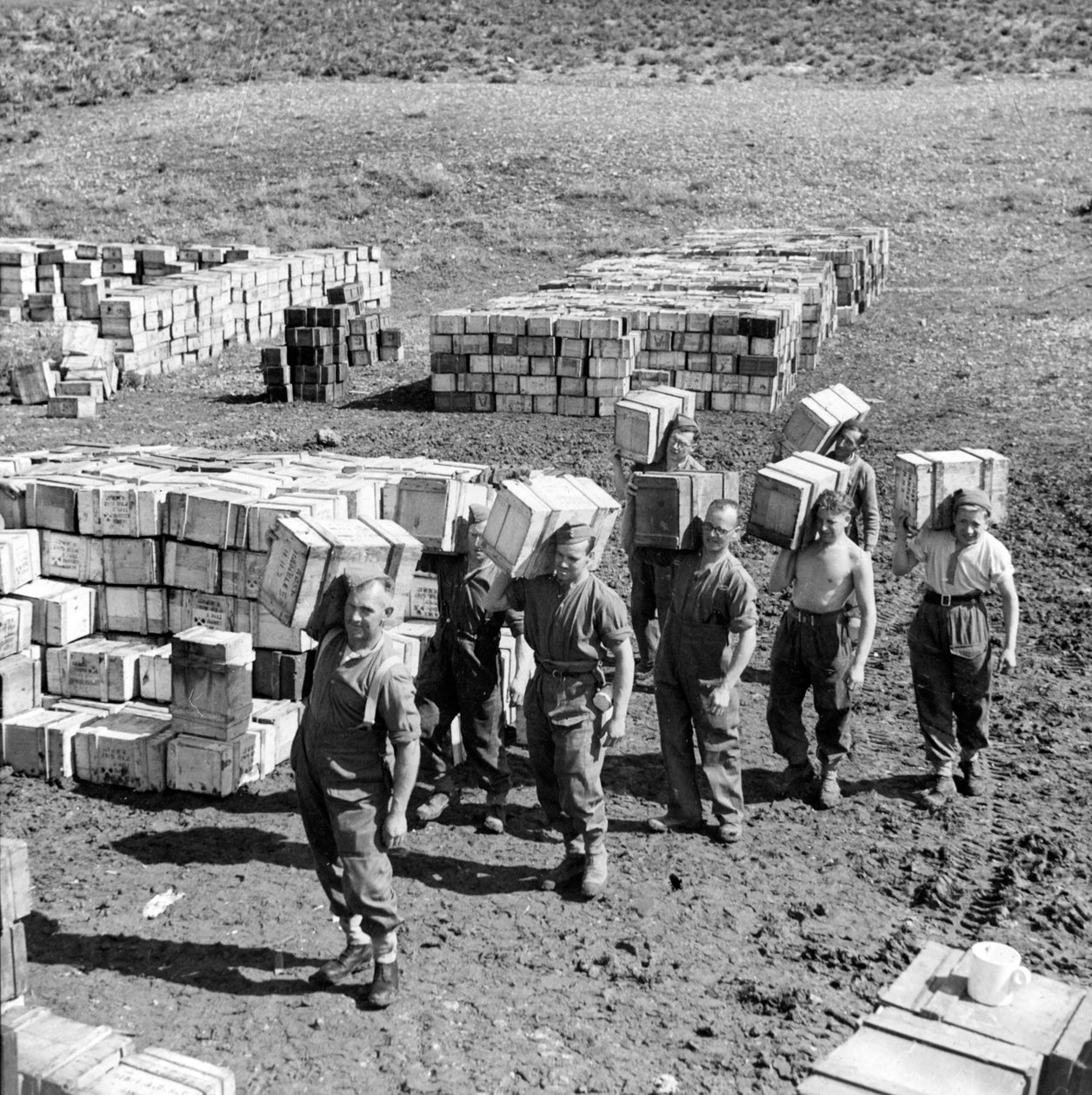 En losseplads og mænd med flere forsyninger til den, marts 1943 (lanternerutsjebane) af Unbekannt