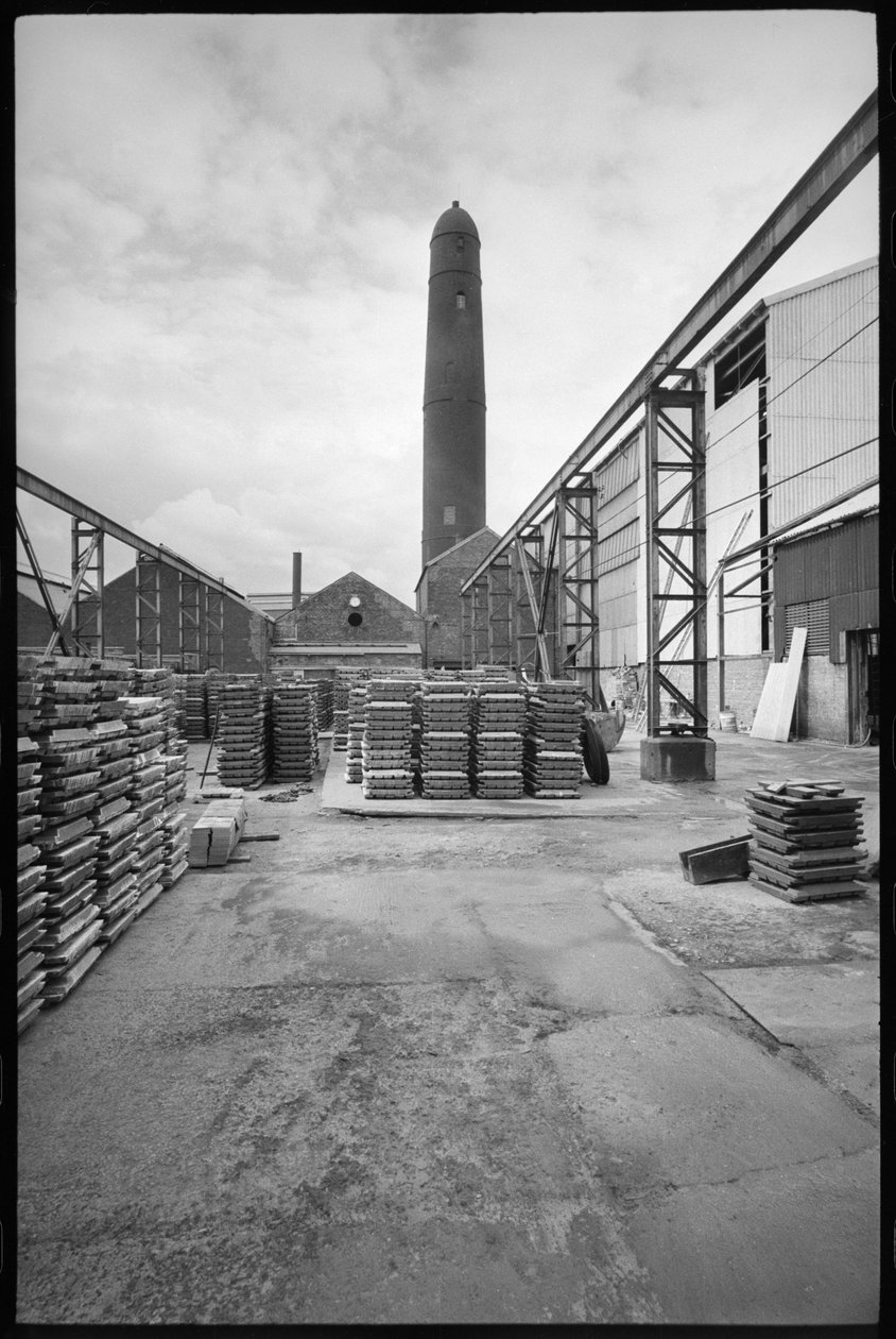 En generel visning af Elswick Shot Tower, revet 1968-69, brugt til at skabe blyhagler, med en gård med paletter i forgrunden, ca. 1955-69 (s/h foto) af Unbekannter Künstler