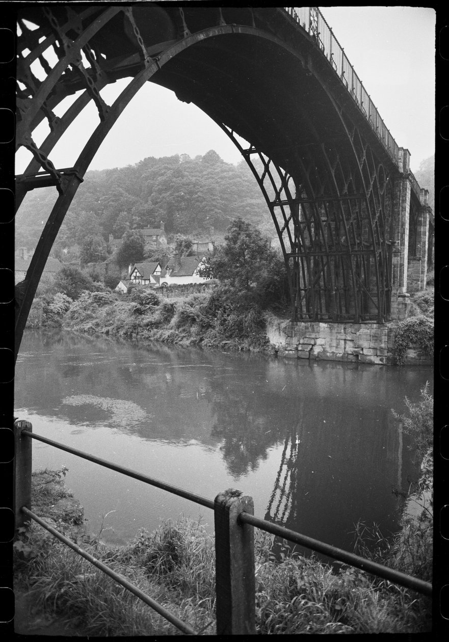 Et generelt syn på Iron Bridge, Iron Bridge, Ironbridge, The Gorge, Telford og Wrekin, UK, c.1955-82 (B/W-foto) af Unbekannter Künstler