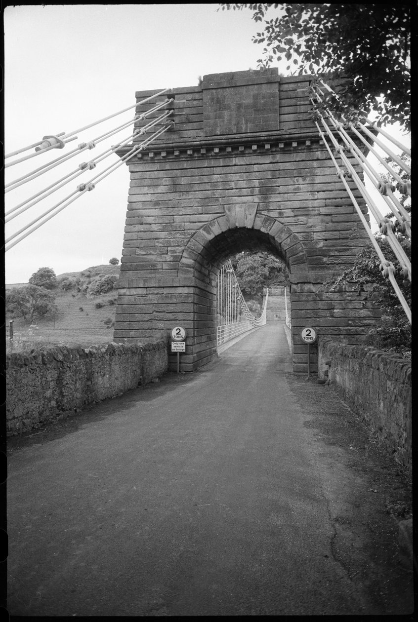 En generel visning af Union Bridge, der viser den sydlige højde af den sydlige mole, og broen, der strækker sig mod nord gennem buen mod den nordlige mole på den engelske grænse i baggrunden , Union Bridge, Loanend, Horncliffe, Northumberland, Storbritanni af Unbekannter Künstler