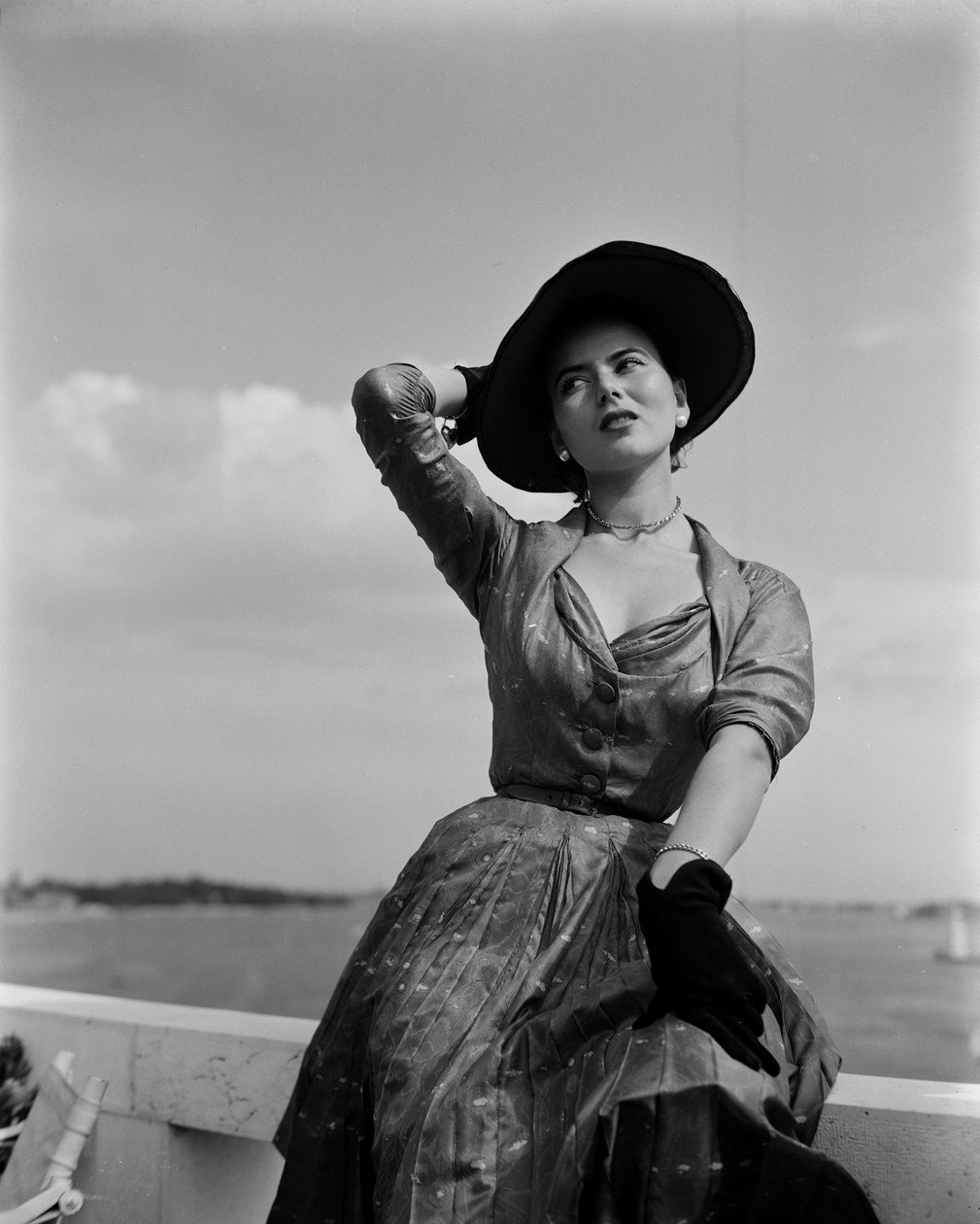 En model iført Christian Dior-mode i Venedig, 3. juni 1951: Sorte handsker og hat af Unbekannt