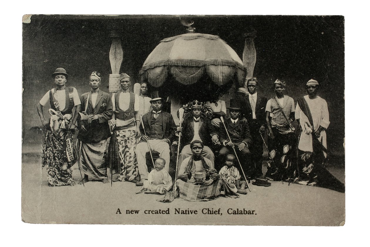 En nyoprettet indfødt høvding, Calabar, Nigeria, ca. 1910 (litho) af Unbekannt