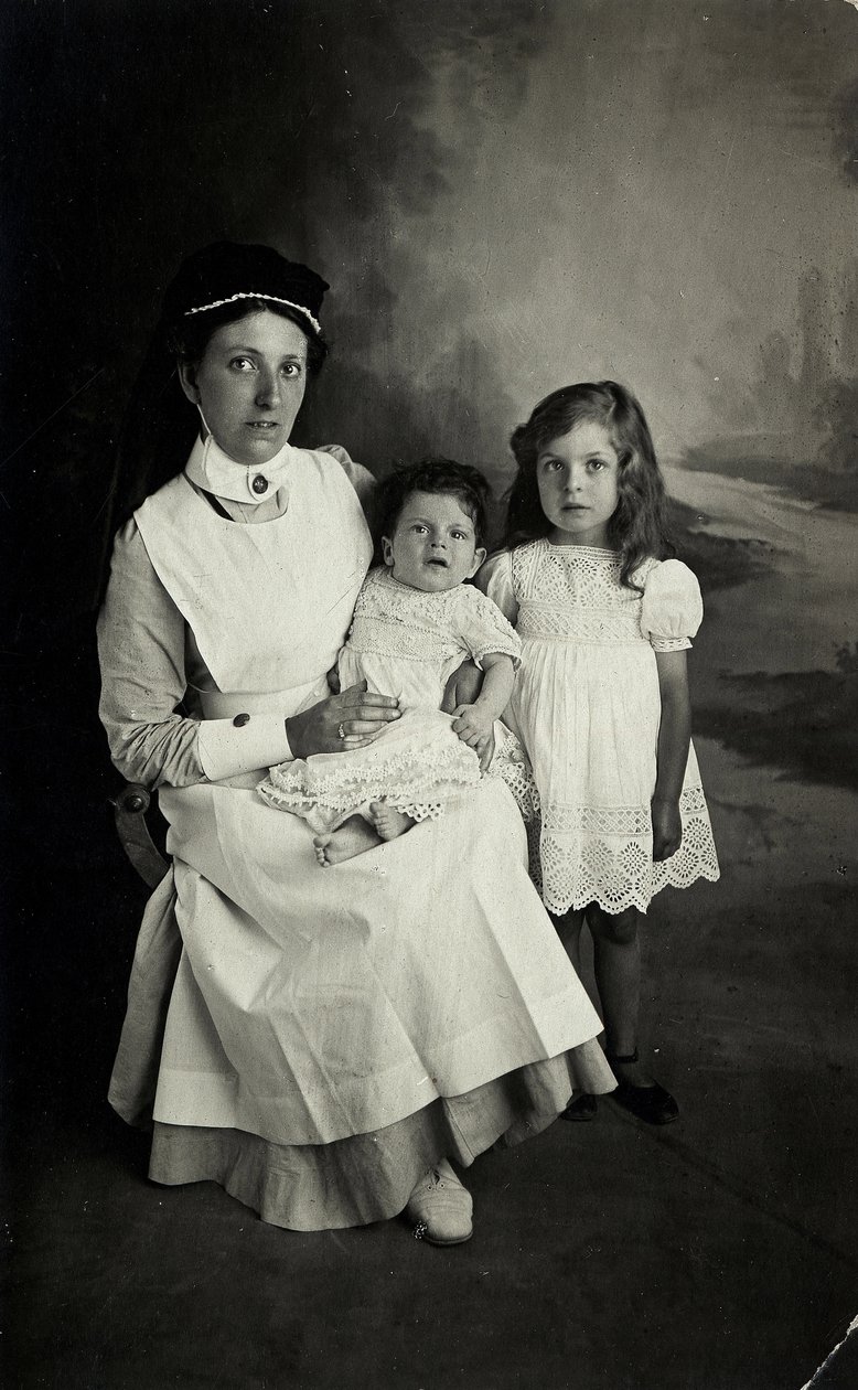 En "sygeplejerske" poserer med børn i 1920