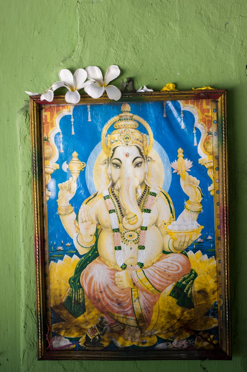 Et maleri af elefanthovedet guddom Ganesh, på væggen af et tempel, i landsbyen Kovil, i Tirukovil, Sri Lanka. 29. maj 2010. (foto) af Unbekannt