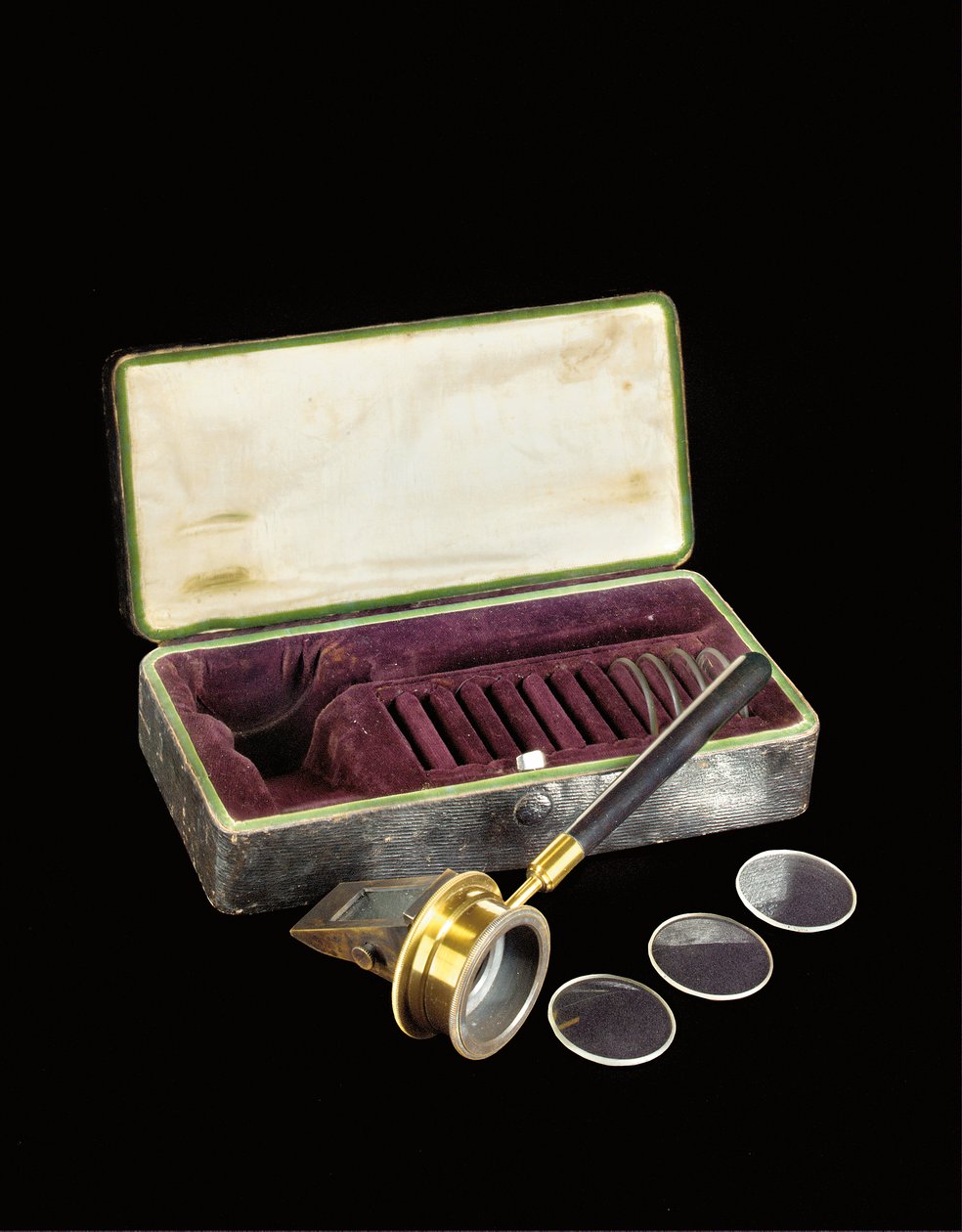 Et sjældent, tidligt Helmholtz-mønster oftalmoskop, ca. 1852 (instrument af messing og ibenholt med glaslinser i silkeforet læderetui) af Unbekannt