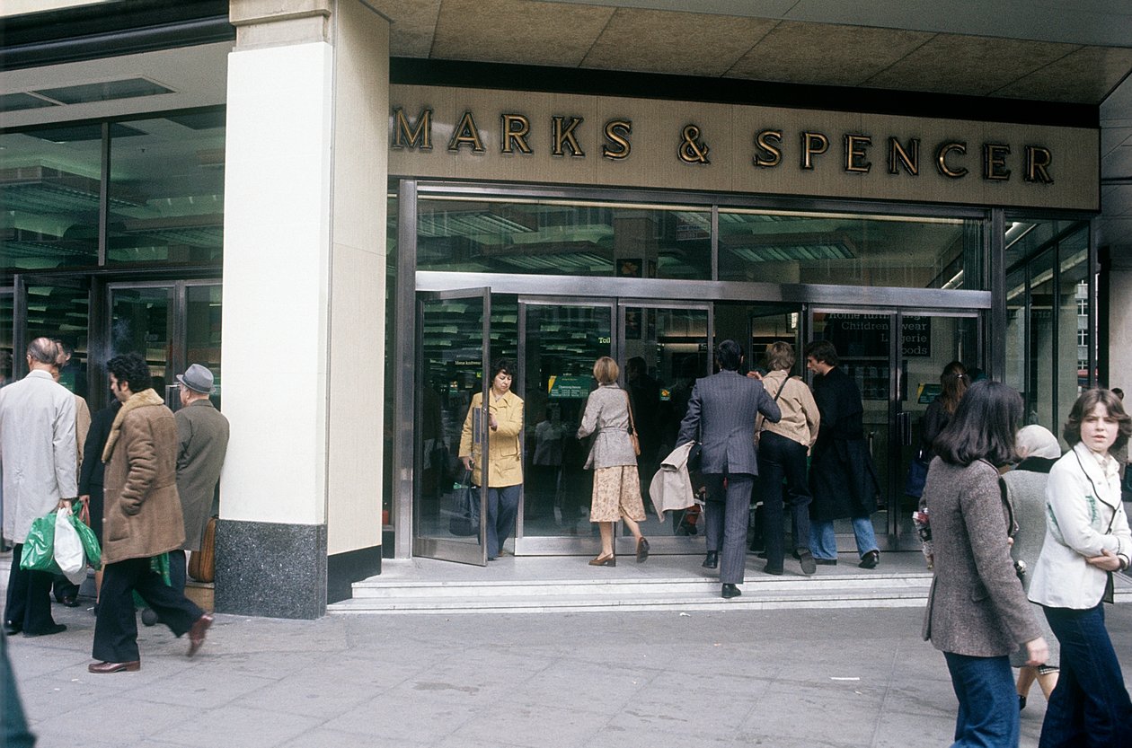 En gadeudsigt over Oxford Street med indgangen til Marks & Spencer, London, Storbritannien af Unbekannter Künstler