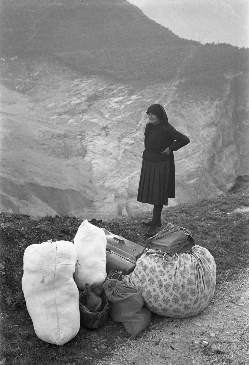 En kvinde fortæller om tragedien, Longarone, Vajont, 9. oktober 1953: Bags And Luggages af Unbekannt