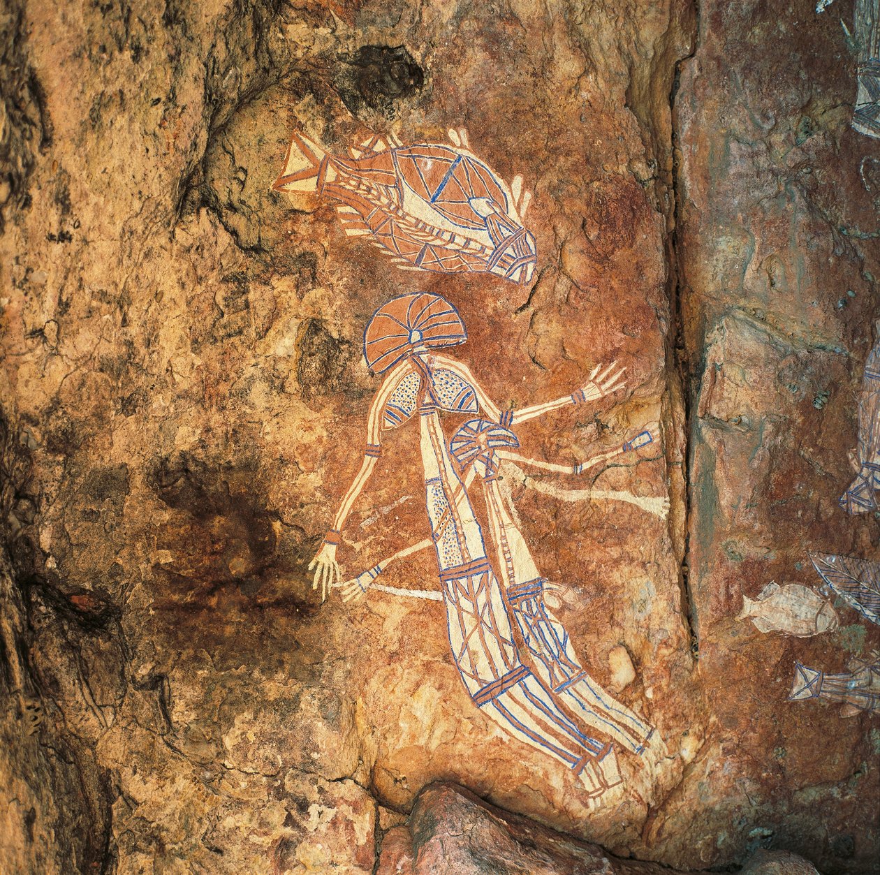 Aboriginal klippekunst af mytisk kvinde og barn ved Njambolmi nær Nourlangie, Arnhem Land, NT, Australien af Benjamin Baud