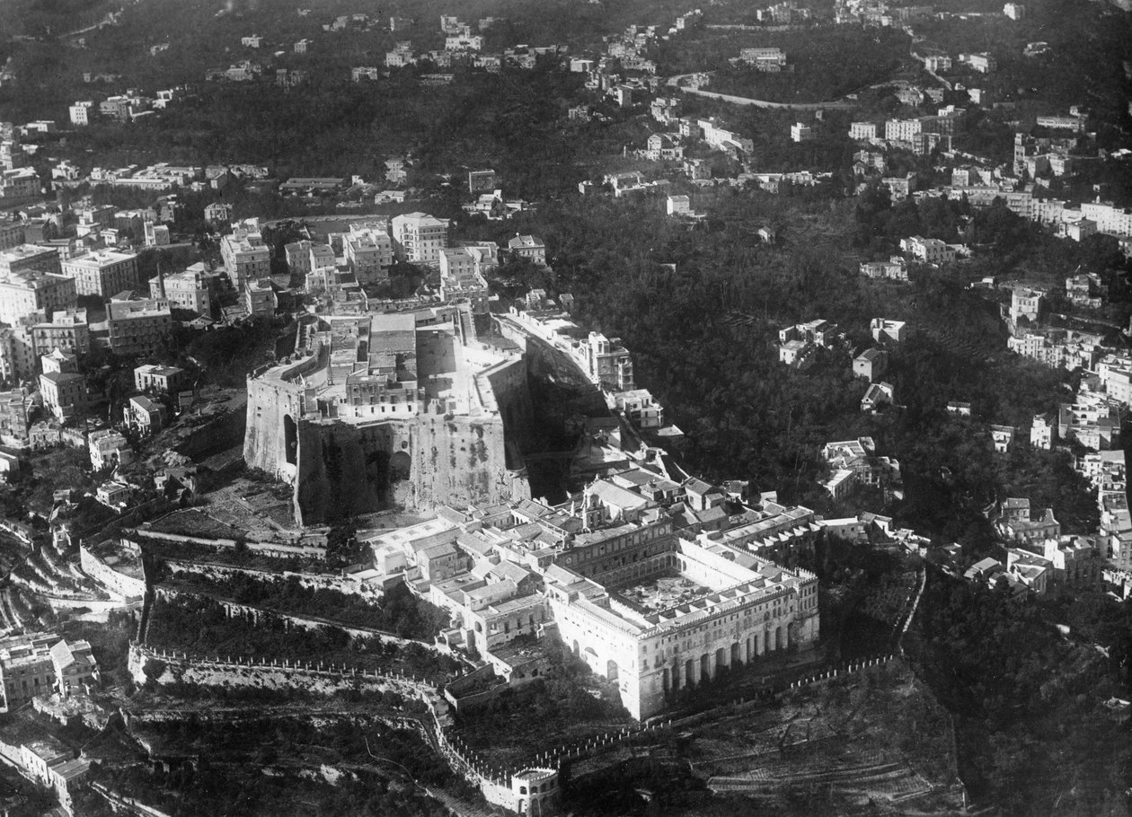 Luftfoto af Napoli, Italien, der viser den middelalderlige fæstning på en bakketop Castel Sant