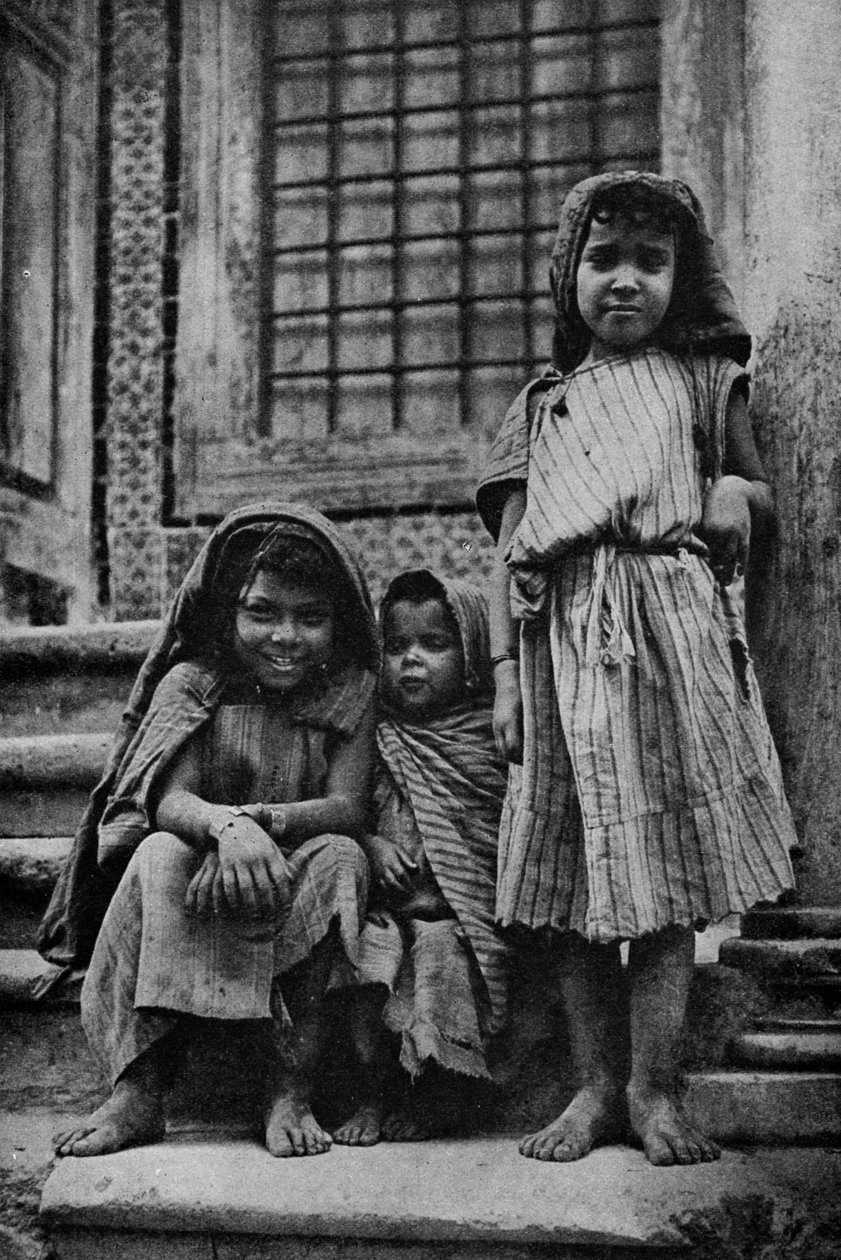 Afrika. Begyndergade-arabere uden for en moské i Tunis. 1920 af Unbekannt