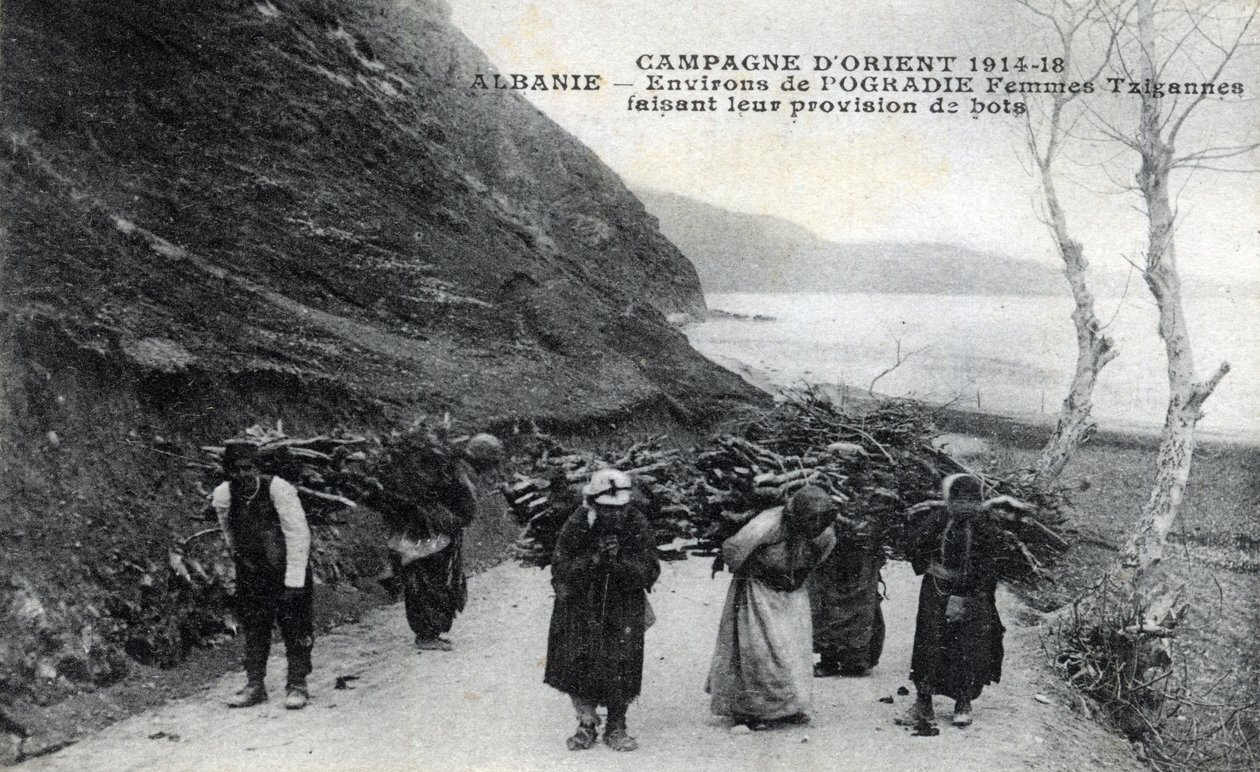 Albanien: Sigøjnerkvinder iført træbundter på ryggen - Postkort 1914-1918 af William M. Timlin
