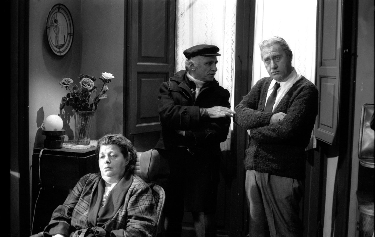 Alberto Sordi, Mario Monicelli og Shelley Winters på scenen af ​​"Un borghese piccolo piccolo", instrueret af Mario Monicelli af Unbekannt