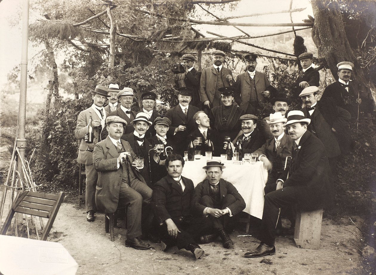 Album "Meine mittelmeer-reise 1910": En gruppe mennesker poserer, mens de skåler i en have. af Unbekannter Künstler