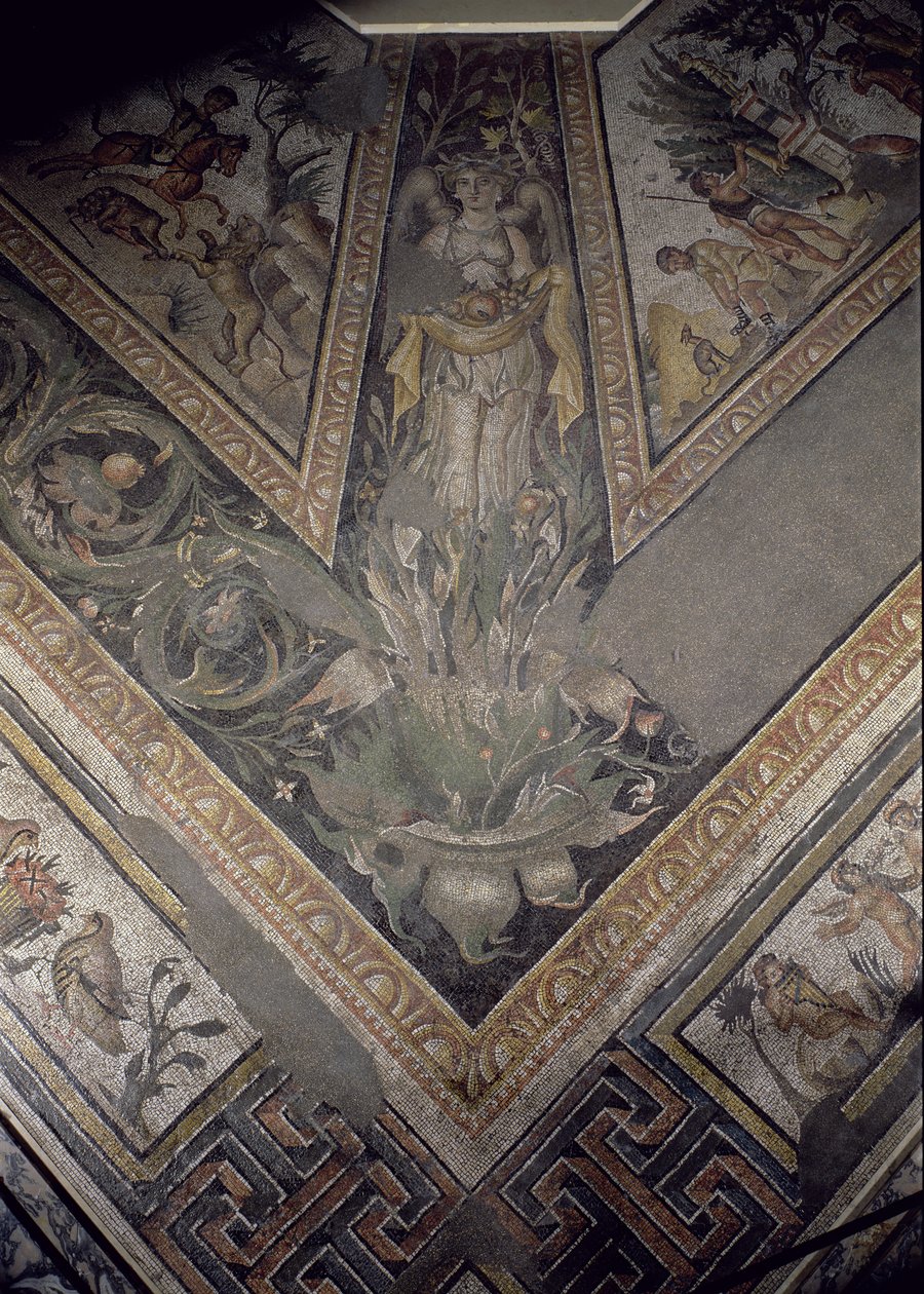 Allegorisk figur af efteråret, detalje af en mosaikbelægning, der skildrer årstiderne og jagtscenerne, fra den konstantinske villa i Daphne, Romersk, ca. 325-330 e.Kr. (marmor, kalksten og glasmosaik) af Unbekannt