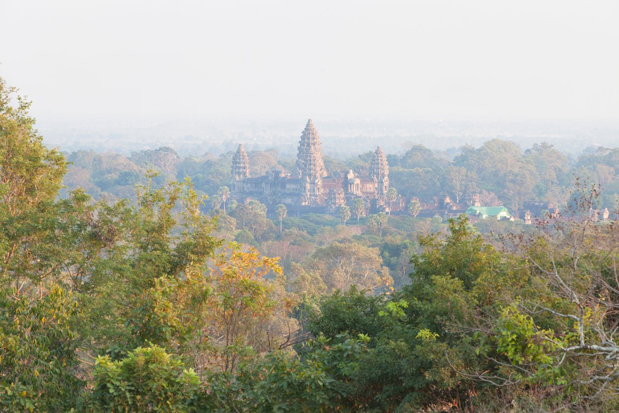 Angkor Wat set fra bjergskråningens tempel i Phnom Bakheng, Siem Reap, Cambodja (foto) af Unbekannter Künstler