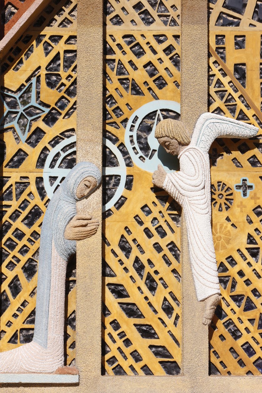 Bebudelsesskulptur i Notre-Dame de Consolation kirke designet af Raymond Vaillant, Hyeres, Frankrig af Unbekannt