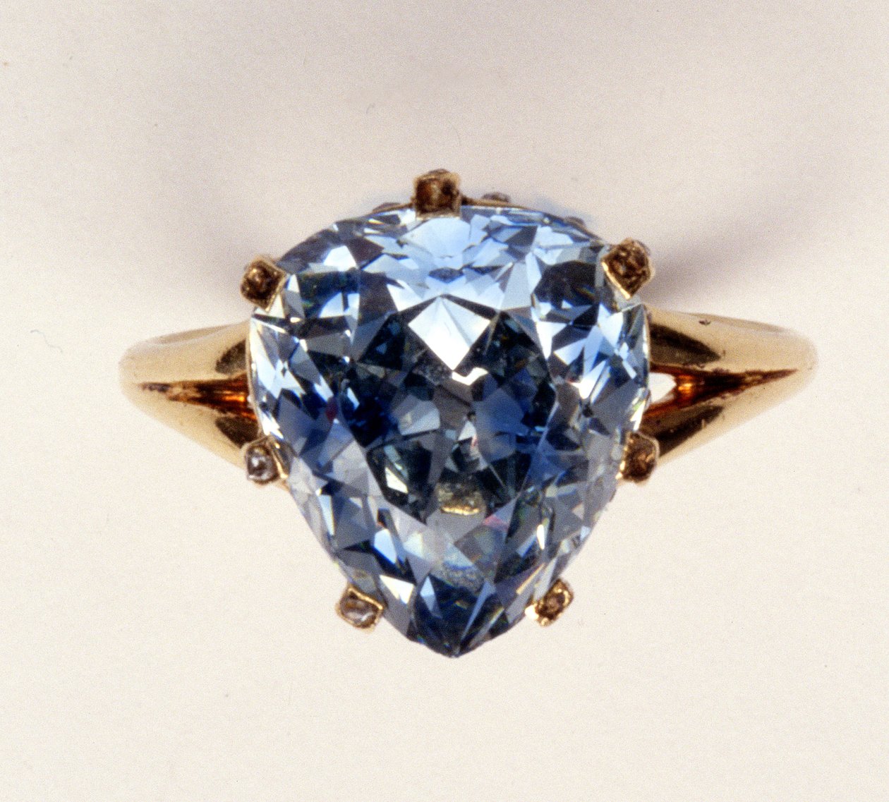 Antik fancy-slebet ring, den blågrå diamant, der vejer 5,45 karat, engang ejet af Marie-Antoinette af Unbekannt