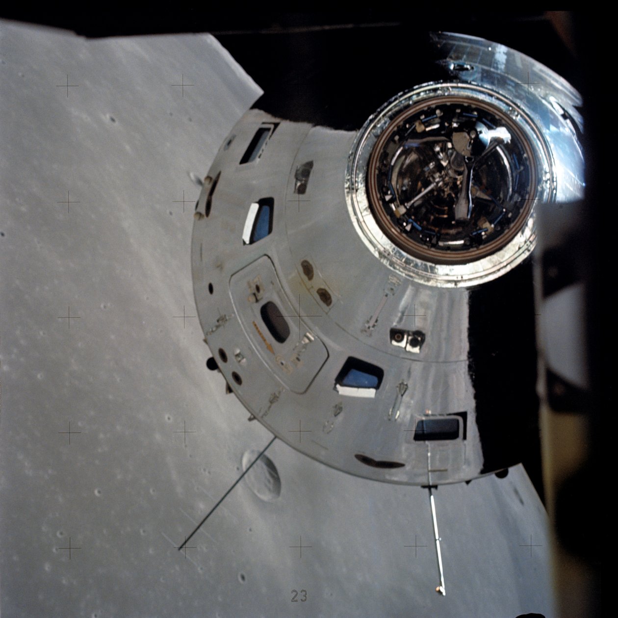 Apollo 17 Command/Service moduler fotograferet fra månemodul i kredsløb af Unbekannt