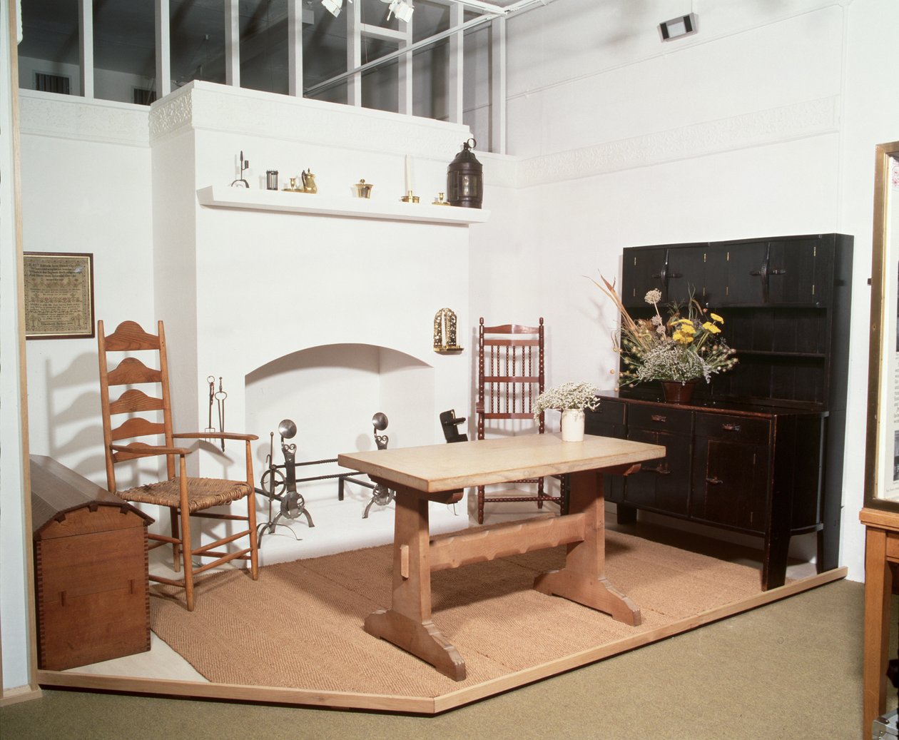 Arts and Crafts interiør, der viser møbler og metalværk designet af Ernest Gimson og Ernest Barnsley af Unbekannt