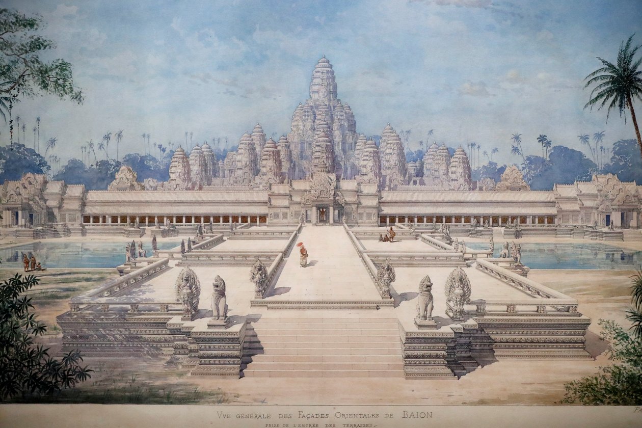 Asian Civilizations Museum, Angkor, Udforskning af Cambodjas hellige by, Udsigt over den østlige facade af Bayon af Louis Delaporte og Henri Deverin, Singapore, 2018 (foto) af Unbekannt