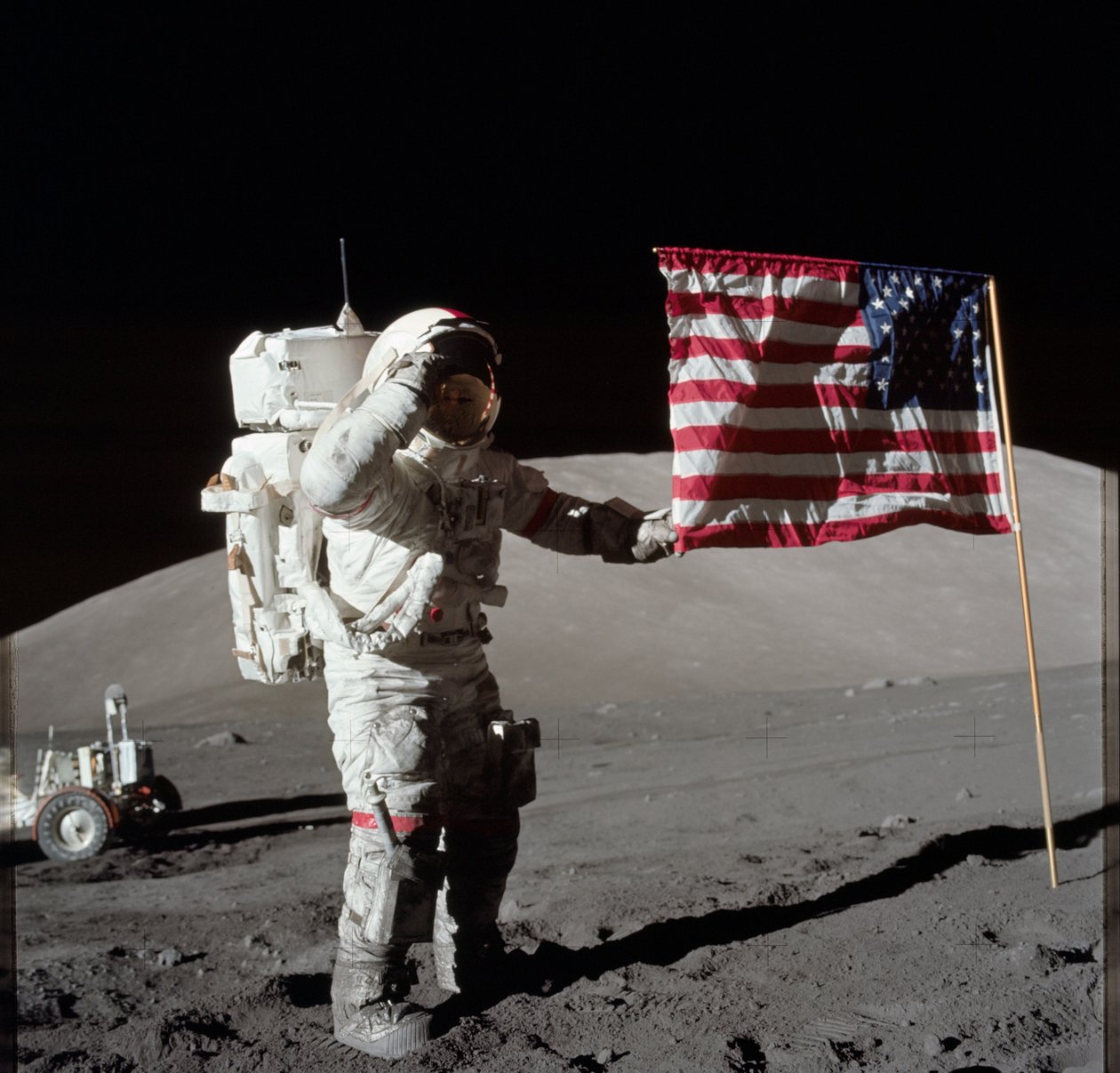 Astronaut Eugene A. Cernan, Apollo 17-kommandant, er fotograferet ved siden af USA