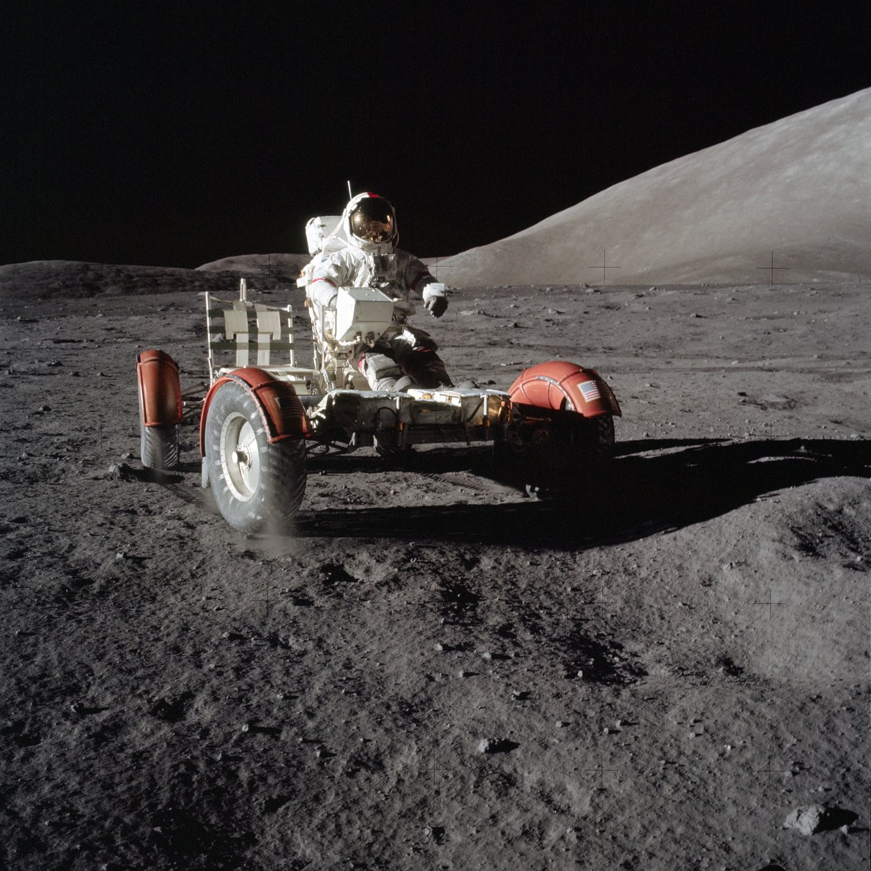 Astronaut Eugene Cernan kører Lunar Roving Vehicle under den første EVA af Unbekannt