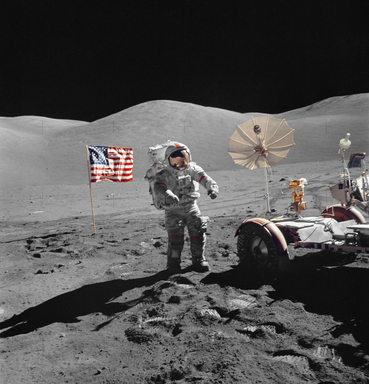 Astronaut Eugene Cernan går mod LRV under EVA af Unbekannt
