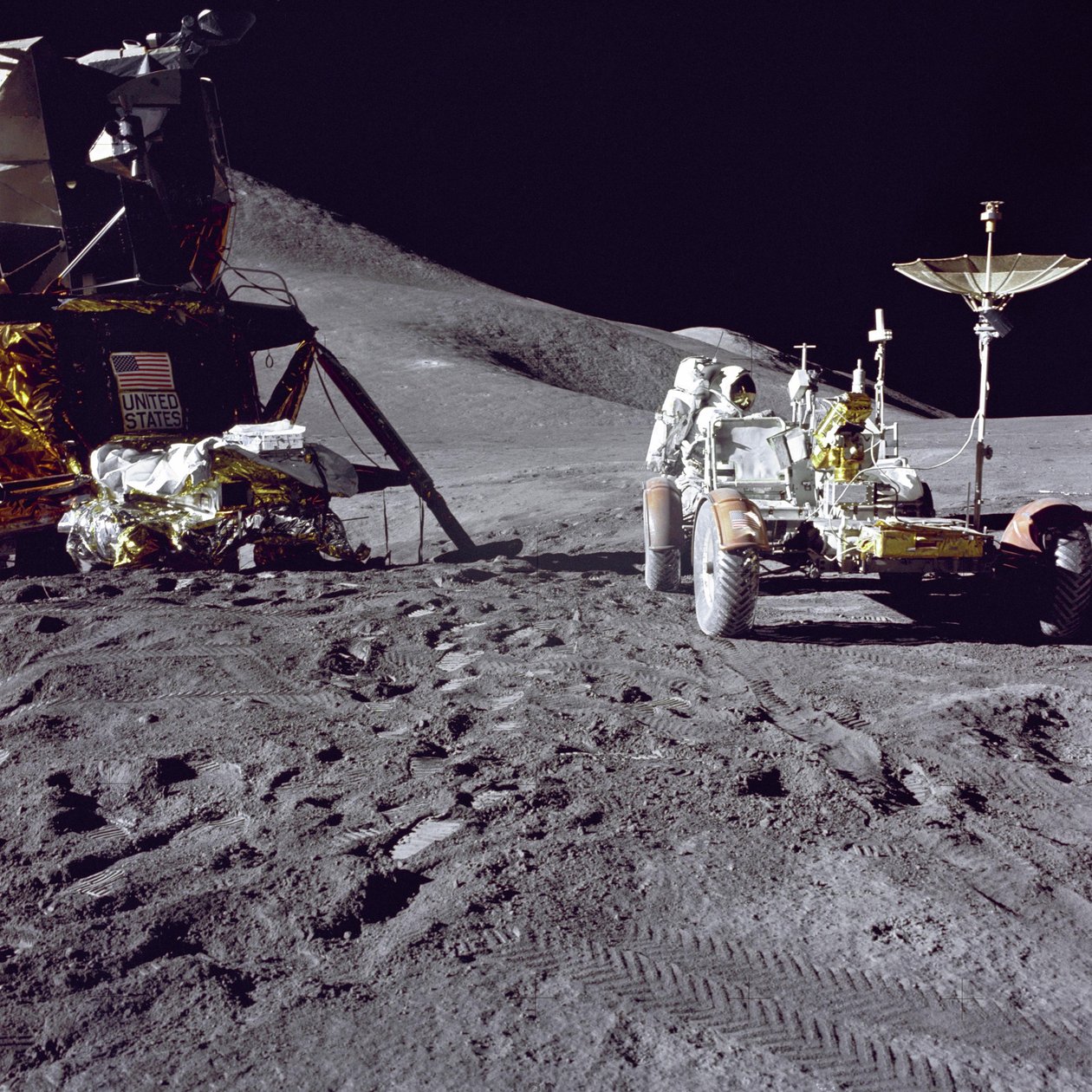 Astronaut James Irwin læsser Lunar Roving Vehicle på Hadley-Apennine-landingsstedet af Unbekannt
