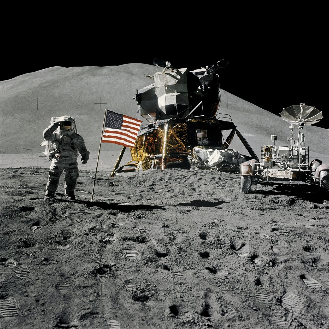 Astronaut Jim Irwin hylder det amerikanske flag under Apollo 15-missionen af Unbekannt