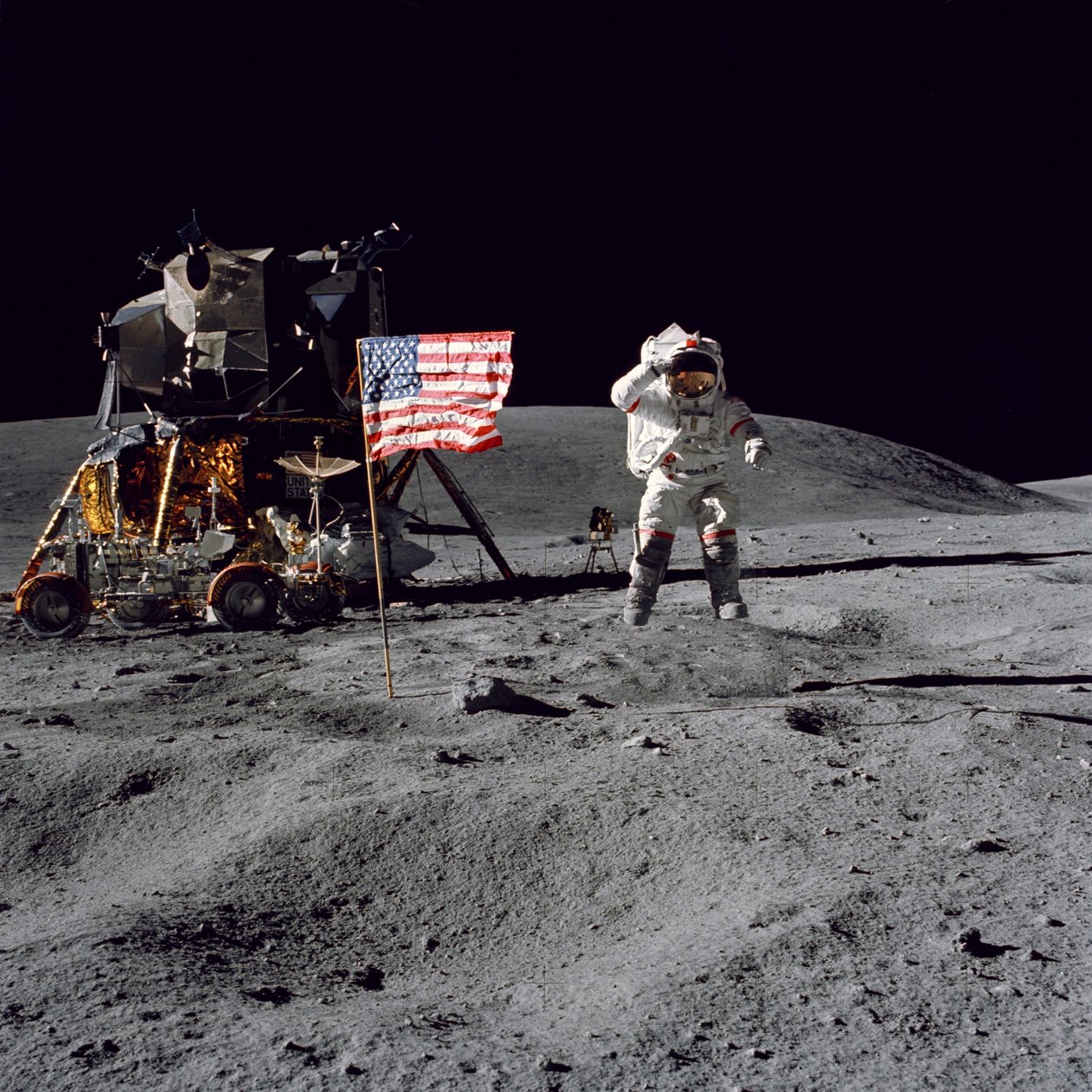 Astronaut John W. Young hylder USAs flag under Apollo 16-missionen af Unbekannt