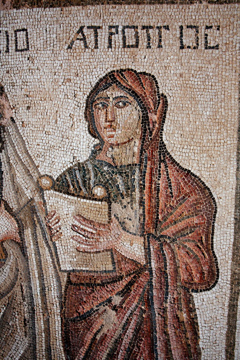 Atropos - En af de tre skæbner repræsenteret med en åben rulle, hvorpå Achilles liv var indskrevet - Detalje fra panelet, der repræsenterer Achilleus