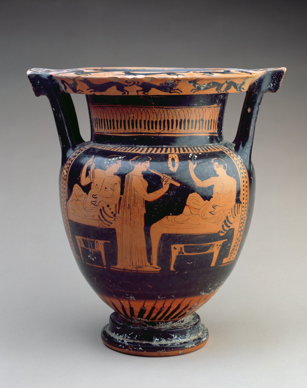 Attic rød-figur søjle krater med en symposium scene af en fløjtespiller mellem to liggende hanner, græsk, ca. 420 f.Kr. (keramik) af Unbekannt