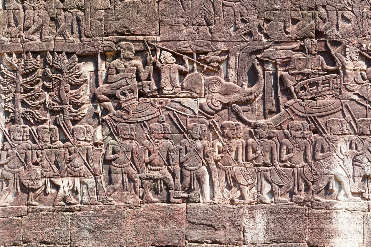 Basrelieffer på vestsiden af Bayon-templet, der viser Khmer-soldater, der marcherer, Angkor arkæologiske sted, Cambodia (foto) af Unbekannter Künstler