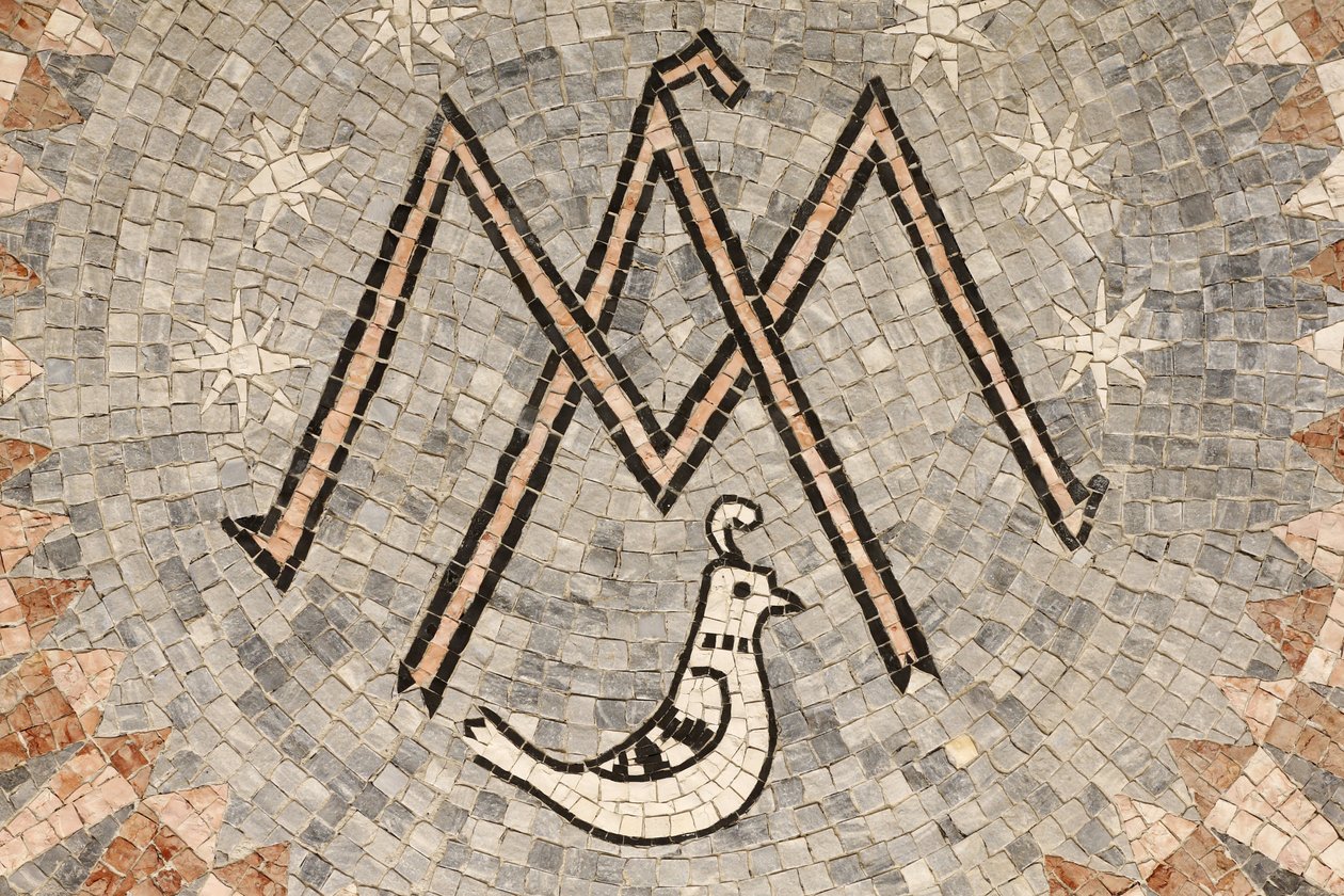 Bebudelsesbasilikaen, bogstavet M-symbol for Jomfru Maria., Nazareth, Israel af Unbekannt