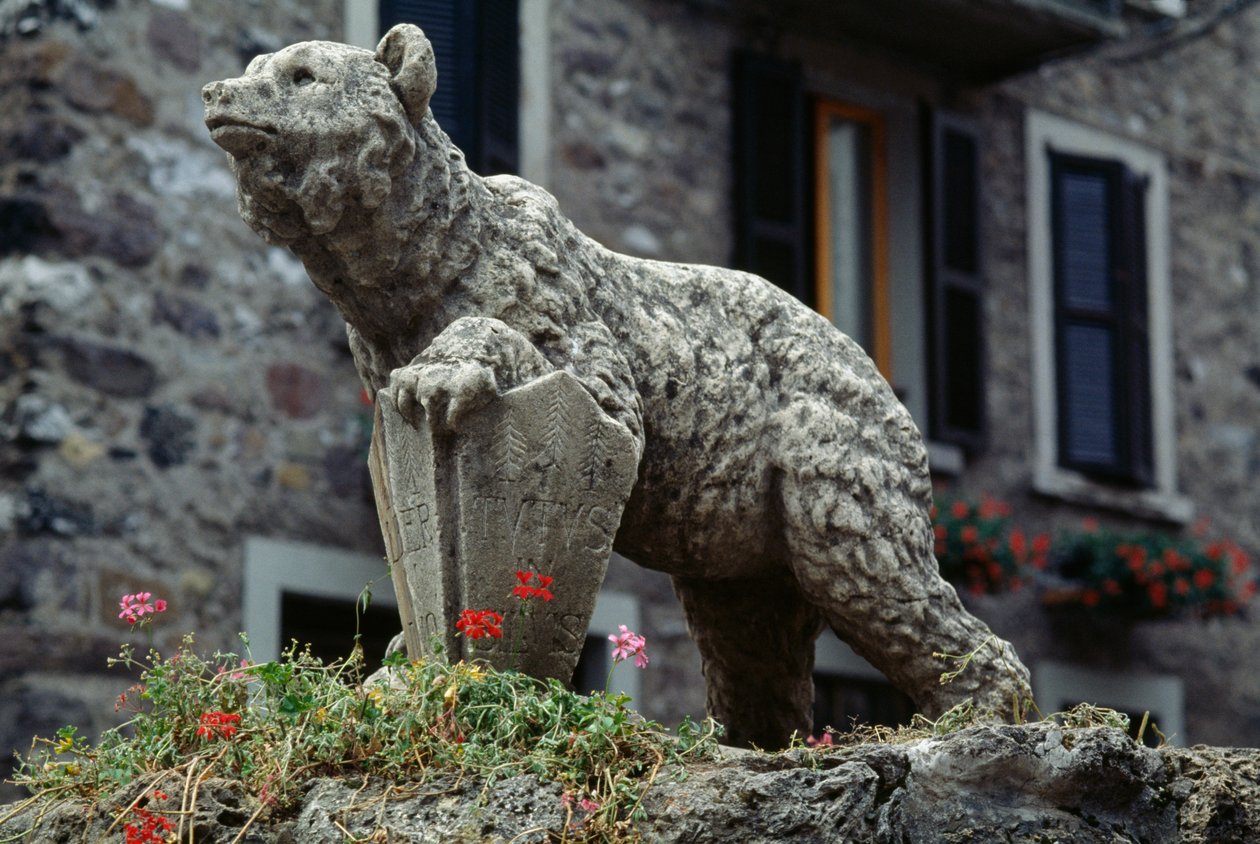 Bjørnestatue, Bjørnepladsen, Schilpario, Lombardiet, Italien af Benjamin Baud