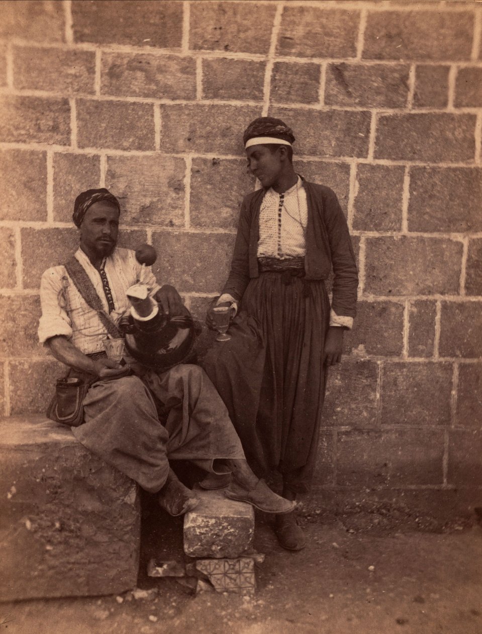 Limonadehandlere i Beirut. Fotografi af Charles Lallemand (1826-1904) i "Syria, costumes, voyages and landscapes". 1865. Privat samling. af Unbekannter Künstler