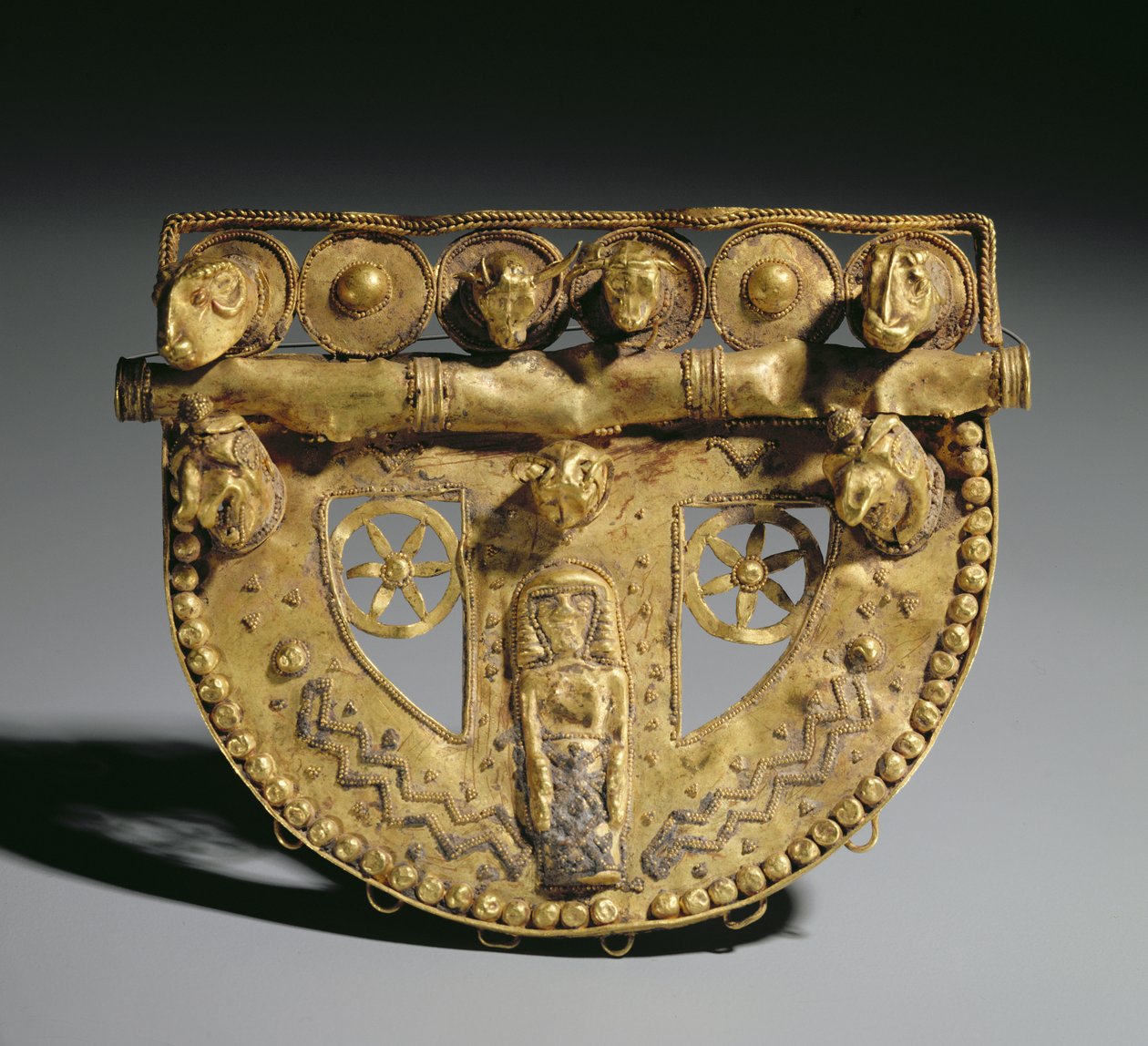 Bæltespænde med granuleret dekoration, Orientaliseringsperiode, ca. 700 f.Kr. (guld) af Unbekannt