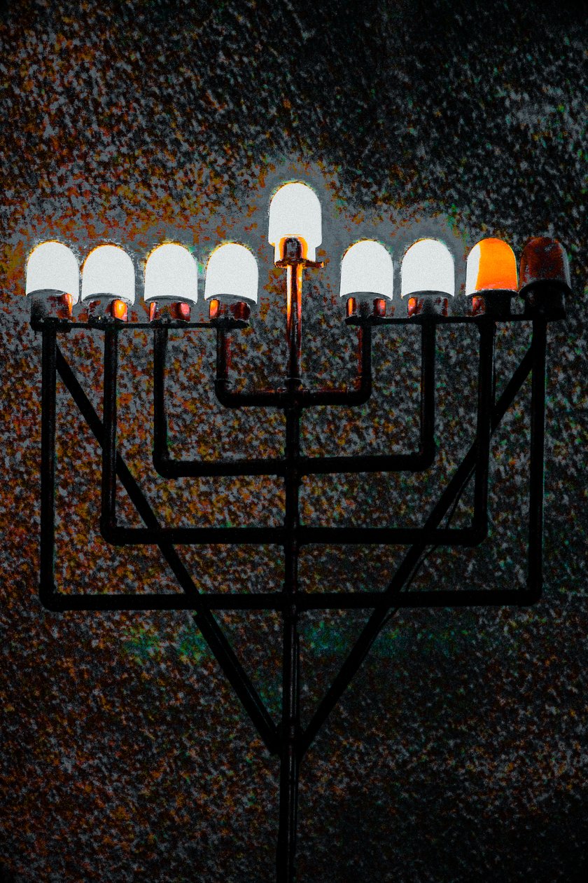 Big Synagogue Menorah, 2018 (käsin maalattu valokuva) af Unbekannter Künstler