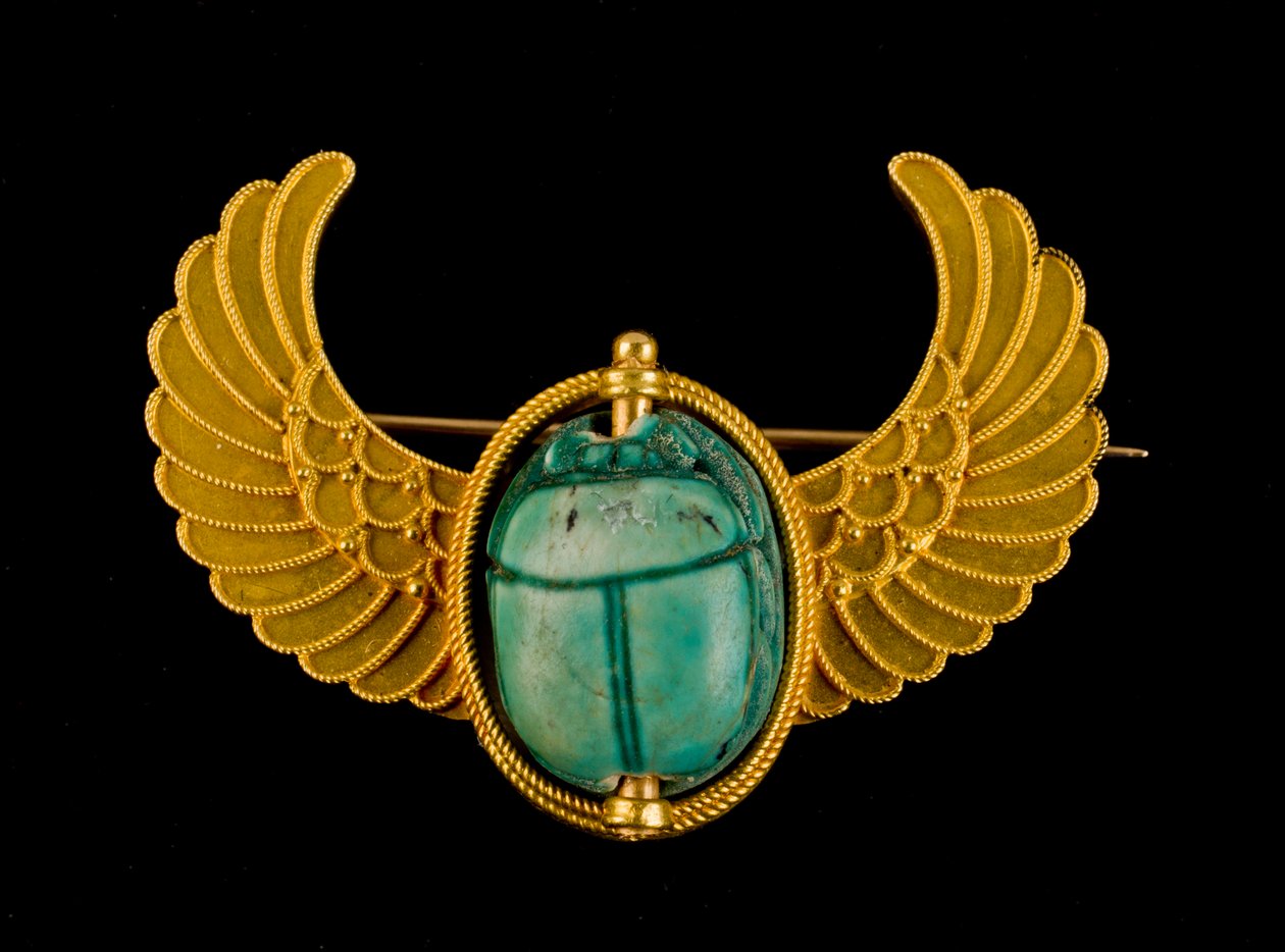 Blå glaseret Steatit Scarab sæt i en guldvinget nål af Unbekannt