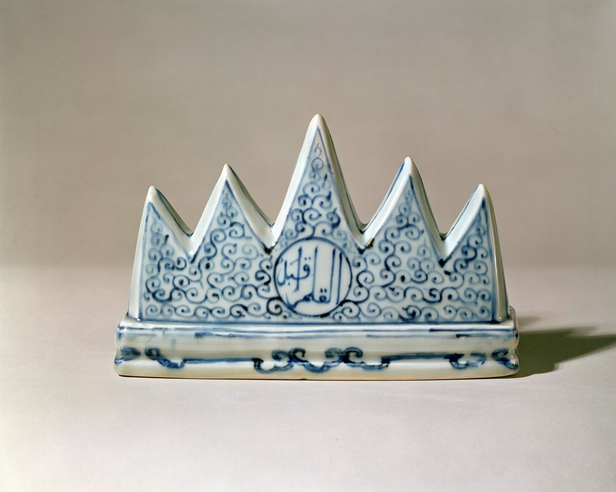 Blå og hvid børstestøtte, modelleret som et bjerg med fem tinder, Ming-dynastiet (1368-1644) (porcelæn med blå underglasur) (se: 118604) af Unbekannt