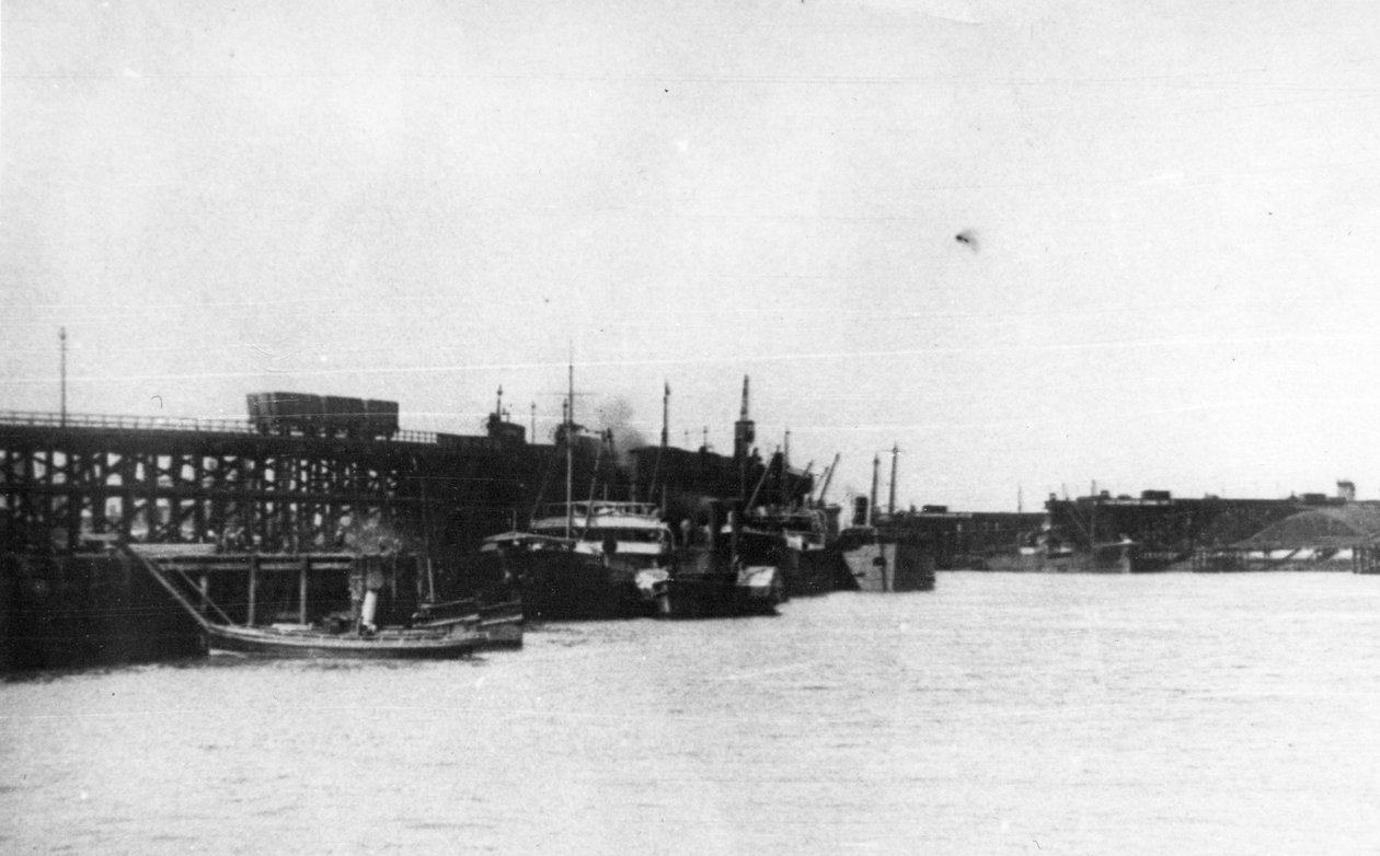 Blyth Harbour, der viser en mængde colliers, der ligger ved siden af Blyth Staiths med en Harbour Commission-lancering i forgrunden af Unbekannt