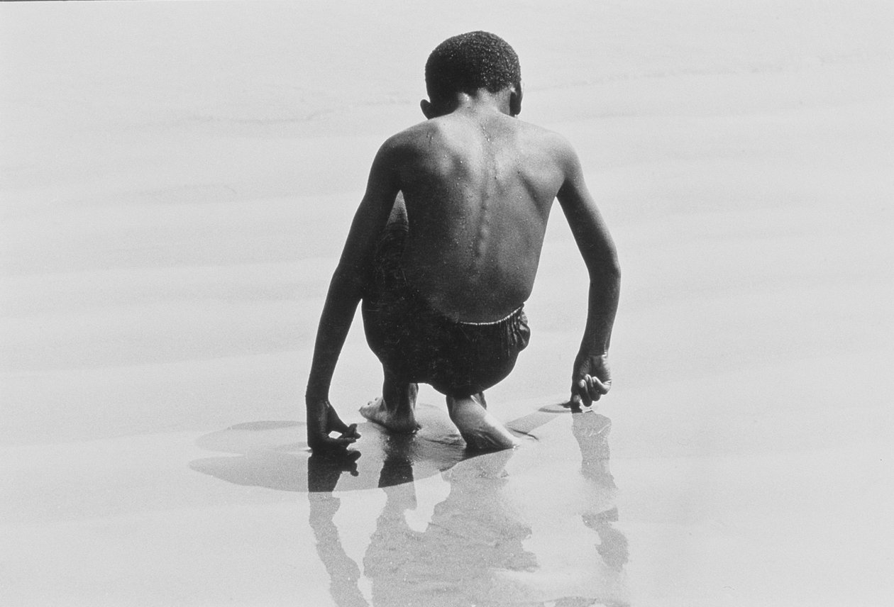 Boy Playing in the Sand at Coney Island, Untitled 30, c.1953-64 (s/h-foto) af Unbekannter Künstler